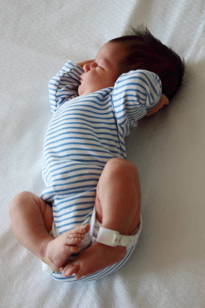 ベッドに横たわって甘い新生児赤ちゃん - playground cute baby blue ストックフォトと画像
