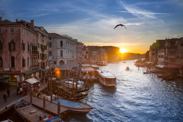 coucher de soleil à venise  - venice italy flash photos et images de collection