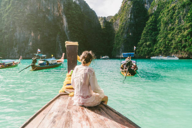 태국 택시 보트에 여자 - phi phi islands 뉴스 사진 이미지