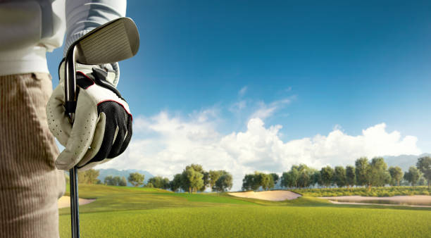 golf: campo de golf con una bolsa de golf - golf course fotografías e imágenes de stock