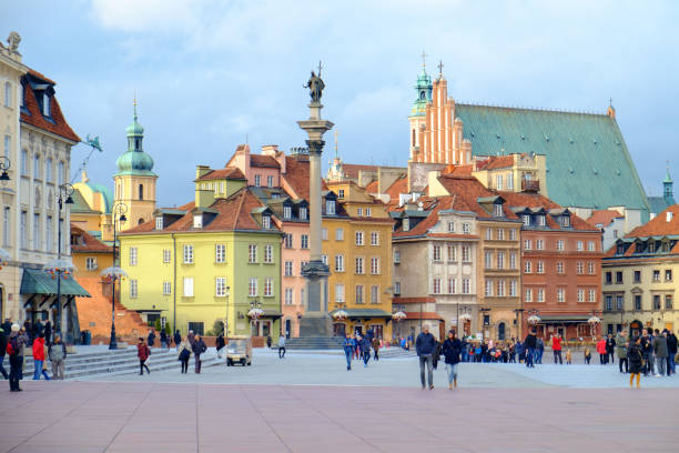 ワルシャワ旧市街広場 - warsaw old town square ストックフォトと画像