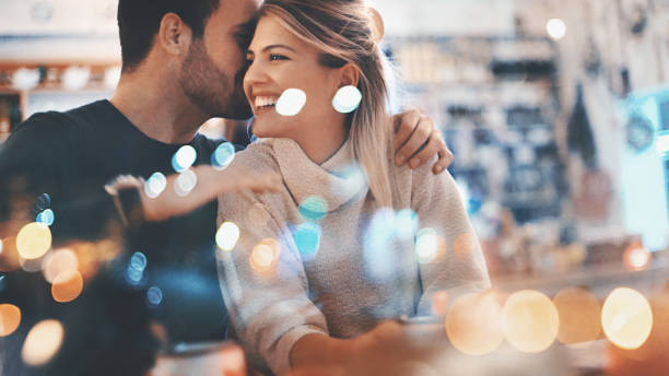 paar auf ein romantisches date in einem kaffeehaus. - couple winter expressing positivity loving stock-fotos und bilder