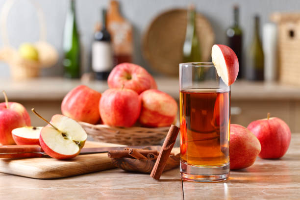 glass of apple juice and ripe pink apples - 7595 imagens e fotografias de stock