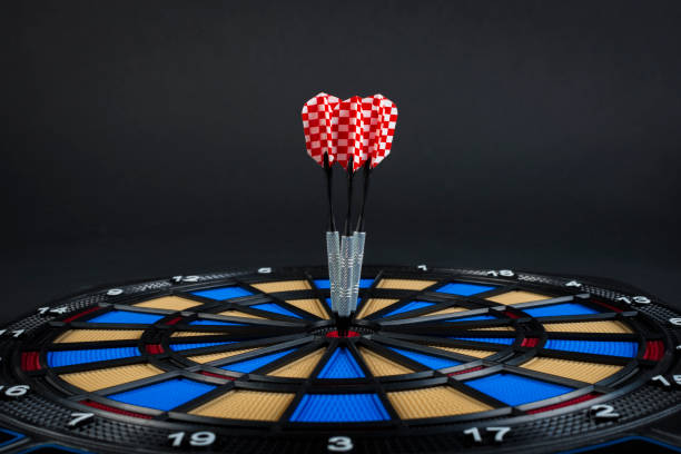 hitting the bulls eye - bulls eye dart target dartboard imagens e fotografias de stock