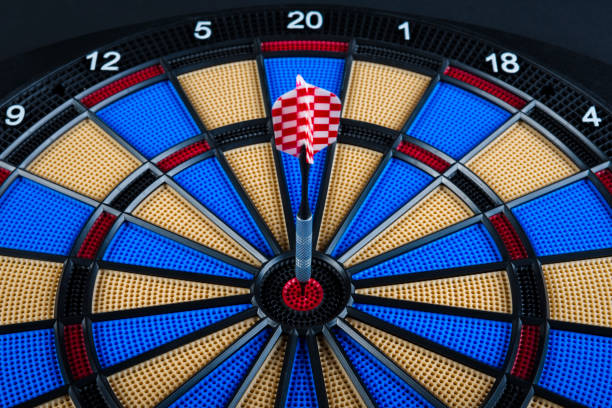 hitting the bulls eye - bulls eye dart target dartboard imagens e fotografias de stock