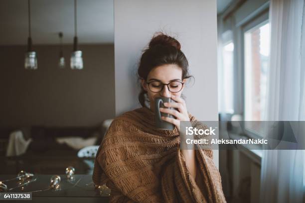 Erste Kaffee Am Morgen Stockfoto und mehr Bilder von Frauen - Frauen, Tee - Warmes Getränk, Kaffee - Getränk