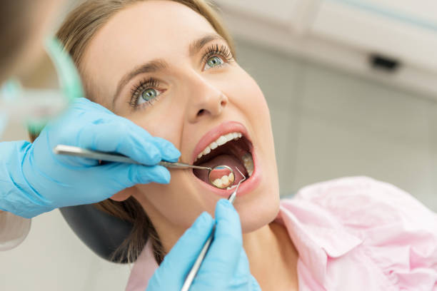 сто�матологическое обследование - dentist dentist office human teeth dental equipment стоковые фото и изображения