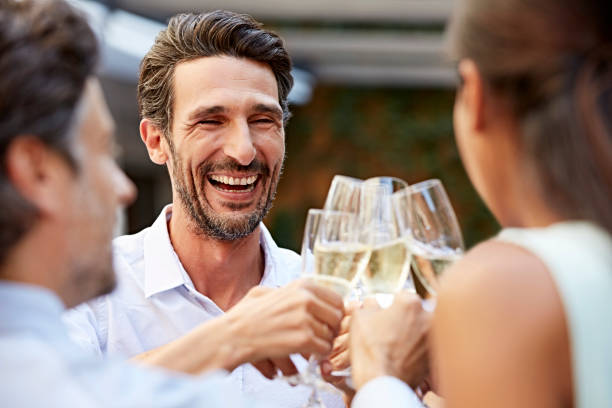 점심 식사 시간 동안 성공을 축 하 하는 기업 들 - champagne toast wine restaurant 뉴스 사진 이미지