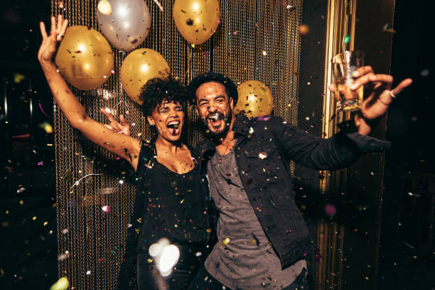 coppia energica che balla nel night club - laughing night women party foto e immagini stock