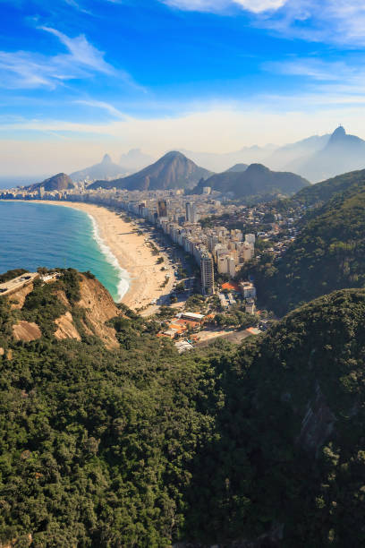 plaża copacabana i plaża ipanema w rio de janeiro, brazylia - rio de janeiro copacabana beach ipanema beach brazil zdjęcia i obrazy z banku zdjęć