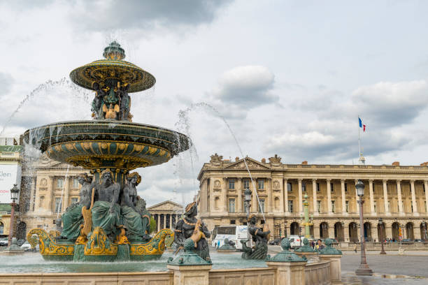 コンコルド、パリ、フランスの噴水 - fontaine des mers ストックフォトと画像