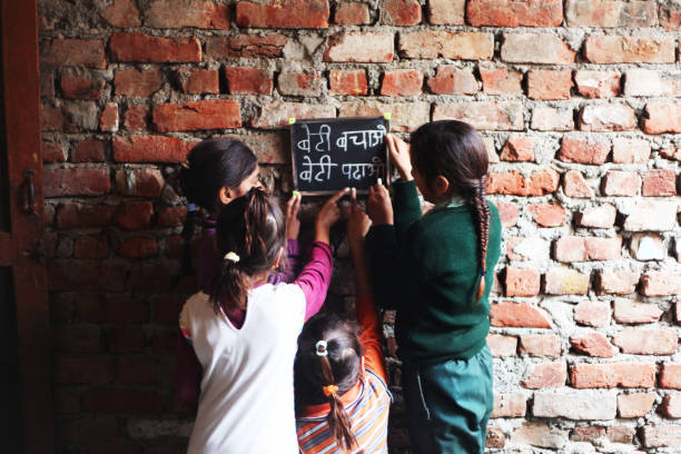 gruppe von kleinen mädchen (tochter retten) konzept - poverty india child little girls stock-fotos und bilder