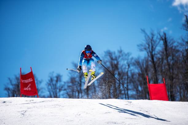 горный лыжный спуск - powder snow skiing agility jumping стоковые фото и изображения