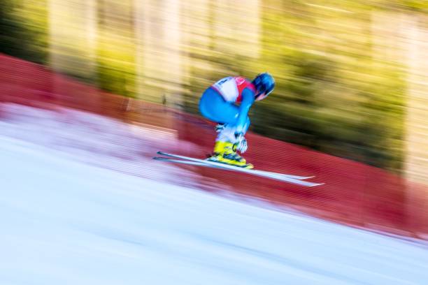 アルペン滑降スキー競技 - powder snow skiing agility jumping ストックフォトと画像