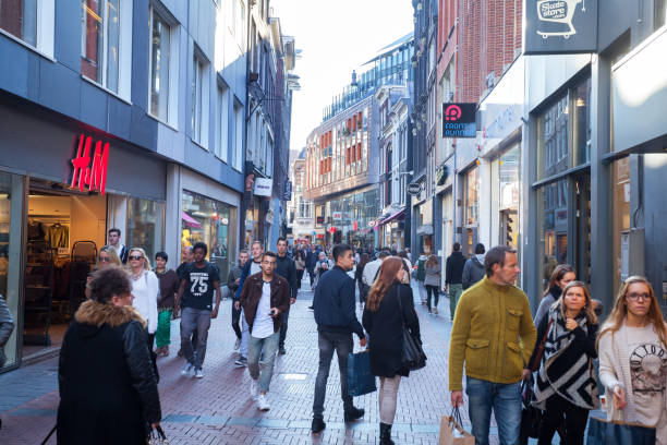 istock Shopping people in Amsterdam 641182304