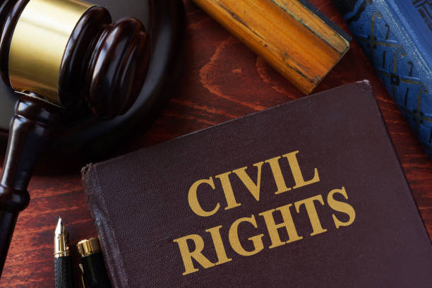 市民の権利本と小槌のタイトル。 - civil rights ストックフォトと画像