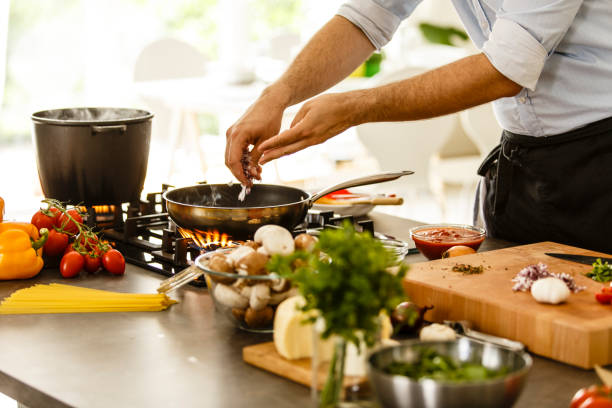 do gotowania  - chef cooking food pan zdjęcia i obrazy z banku zdjęć