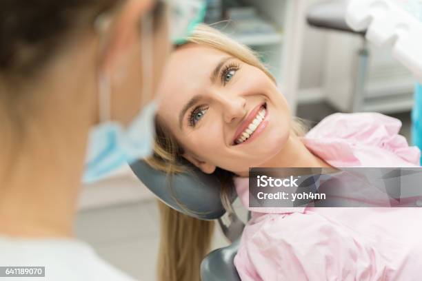 Schöne Patienten Lächelnd An Arzt Stockfoto und mehr Bilder von Zahnarzt - Zahnarzt, Heilbehandlung, Zahnpflege
