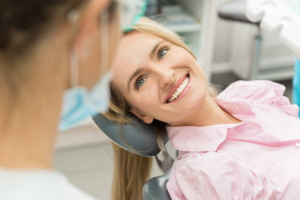 beautiful patient smiling at doctor - dentist surgery dental hygiene using voice imagens e fotografias de stock