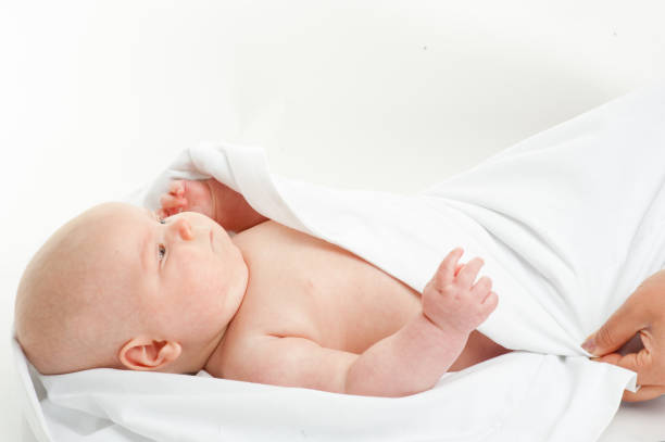 beau bébé fille - newborn little girls baby lying down photos et images de collection