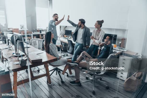 Cinque Per Il Successo - Fotografie stock e altre immagini di Lavoro di squadra - Lavoro di squadra, Felicità, Dammi un cinque