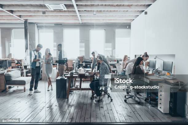 Team Bei Der Arbeit Stockfoto und mehr Bilder von Büro - Büro, Modern, Arbeiten