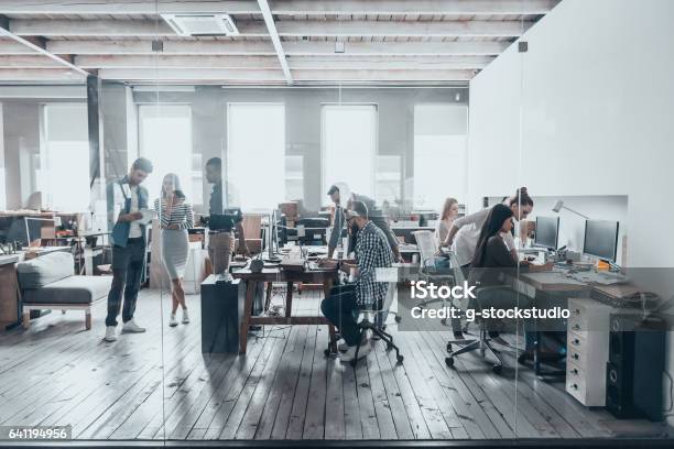 Foto de Equipe No Trabalho e mais fotos de stock de Escritório - Escritório, Trabalhar, Ocupado