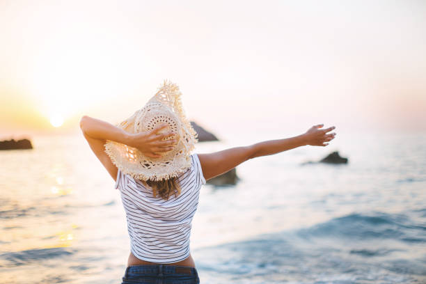 夏の日はここで - women summer hat beach ストックフォトと画像