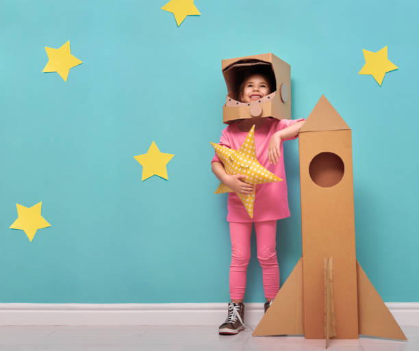 girl in an astronaut costume - toy spaceship inspiration ideas imagens e fotografias de stock
