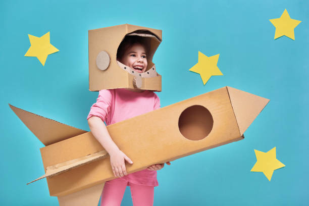 girl in an astronaut costume - toy spaceship inspiration ideas imagens e fotografias de stock