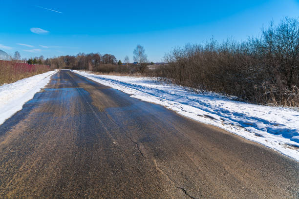 a estrada durante o degelo da primavera com lama - mud road tire track footpath - fotografias e filmes do acervo