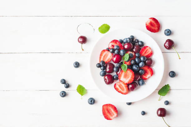 ensalada de frutas con fresa, arándano, cereza dulce - blueberry fruit berry fruit food fotografías e imágenes de stock