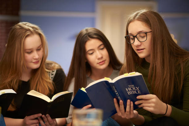 dziewczyny do studiowania biblii - bible youth organization teenager christianity zdjęcia i obrazy z banku zdjęć