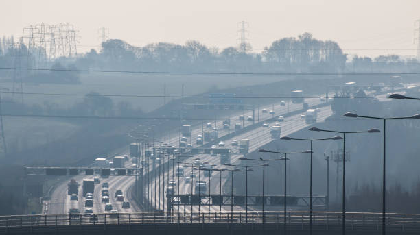 autostrada britannica nelle ore di punta, in un pomeriggio nebbioso - motor vehicle outdoors crowd landscape foto e immagini stock