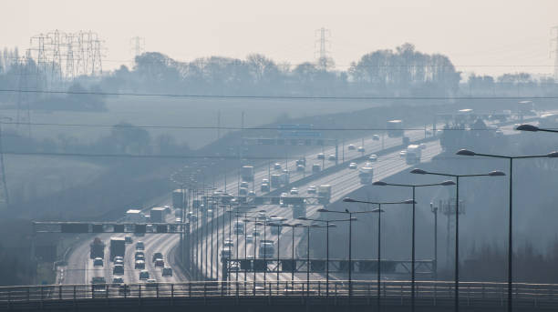 霧の朝のラッシュ時間のイギリスの高速道路 - m1 ストックフォトと画像