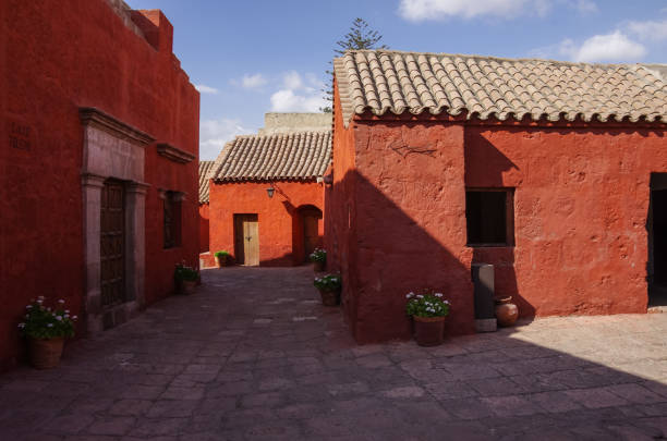아레 키 파에서 세인트 캐서린의 수도원 내부 다채로운 벽 - peru arequipa monastery convent 뉴스 사진 이미지