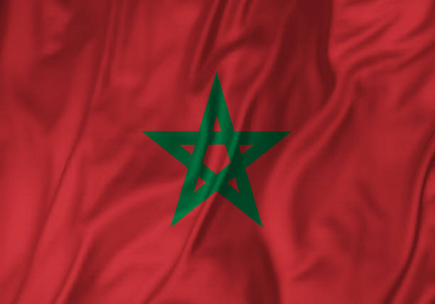 primo piano della bandiera del marocco arruffata, bandiera del marocco che soffia nel vento - moroccan flags foto e immagini stock