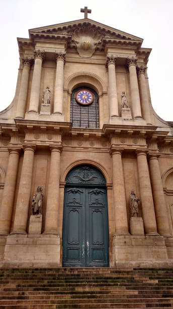 окрестности часовня вдоль рю санкт-оноуле пале рояль париж франция - palais royal стоковые фото и изображения