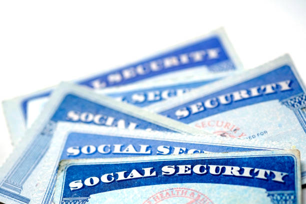 cartões da segurança social para identificação - social security - fotografias e filmes do acervo