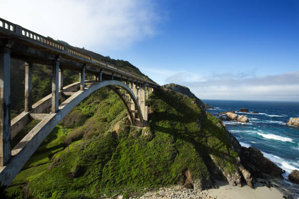 bixby bridge am pacific coast als teil der straße nummer 1, kalifornien - coastline big sur california pacific ocean stock-fotos und bilder