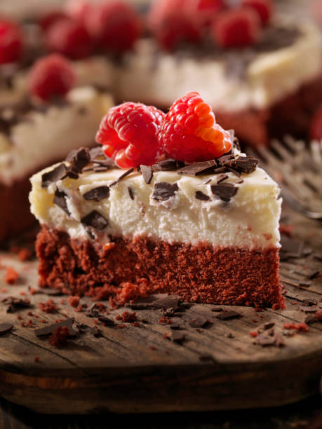 cheesecake di velluto rosso - chocolate part of portion chocolate shaving foto e immagini stock