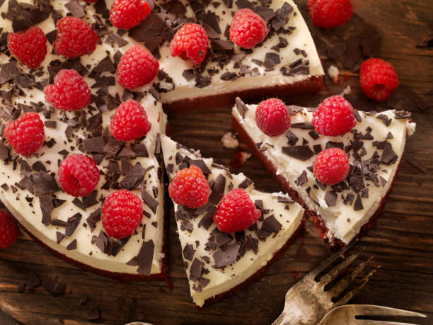 cheesecake di velluto rosso - chocolate part of portion chocolate shaving foto e immagini stock