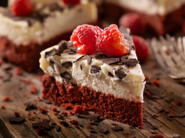 cheesecake di velluto rosso - dessert fruit torte red foto e immagini stock
