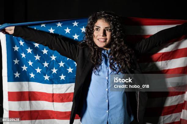 Photo libre de droit de Patriotique Belle Jeune Femme Avec Le Drapeau Américain banque d'images et plus d'images libres de droit de Citoyenneté