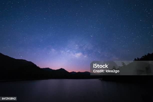 Friedlicher Sternennachthimmel Auf Der Flusslandschaft Hintergrund Stockfoto und mehr Bilder von Sternenhimmel