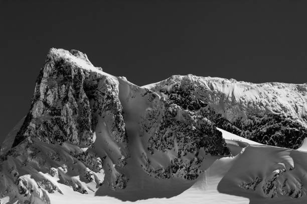 лыжный тур - adamant mountains стоковые фото и изображения