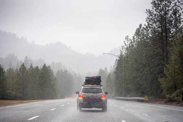 Voiture de famille chargée sur le voyage de route de Pacific Northwest de pluie - Photo