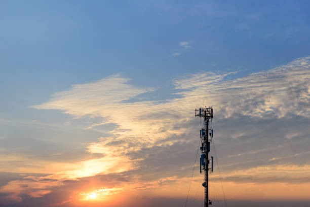 la scena silhouette della torre dell'antenna con la scena del tramonto. - telephone network control room foto e immagini stock