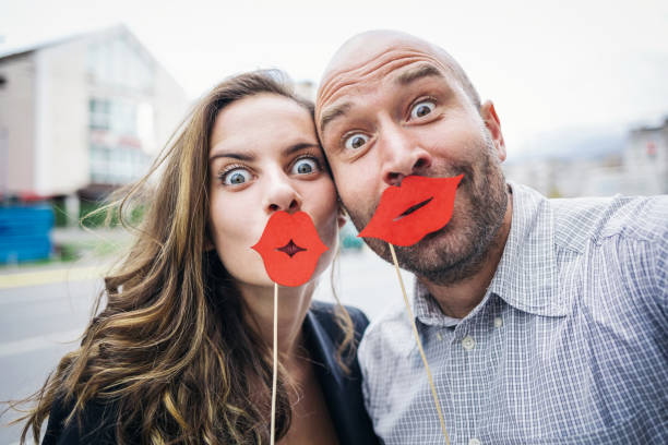 couple heureux, faire des blagues - big lips photos et images de collection