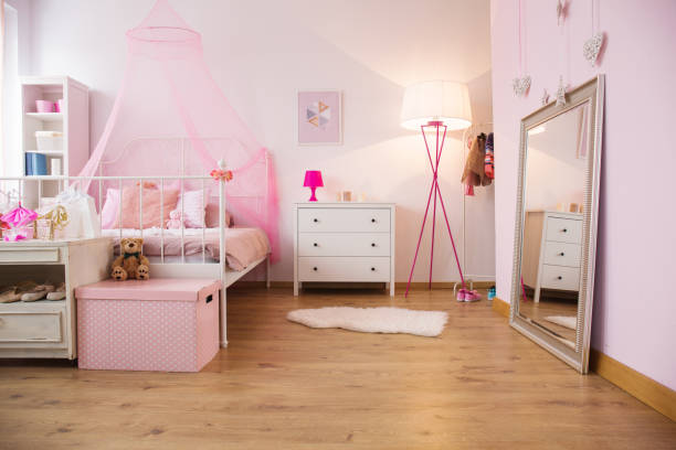 маленькая принцесса квартира с кроватью - bedroom wall pink bed стоковые фото и изображения